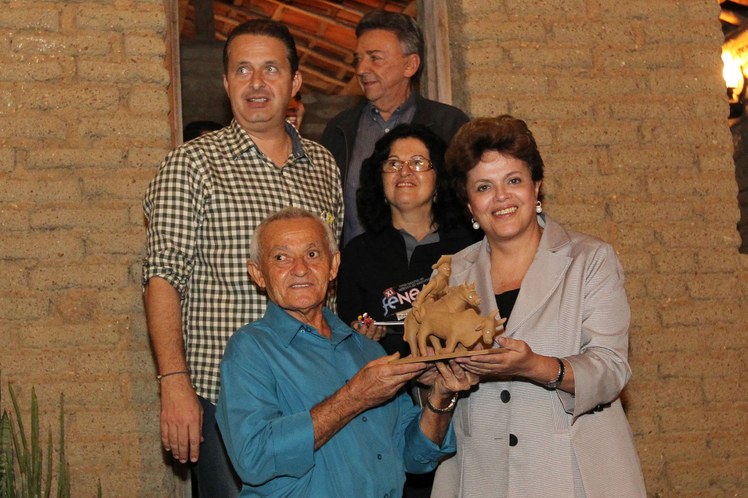 Dilma Rousseff sendo presenteada pelo filho do Mestre Vitalino, Severino Vitalino