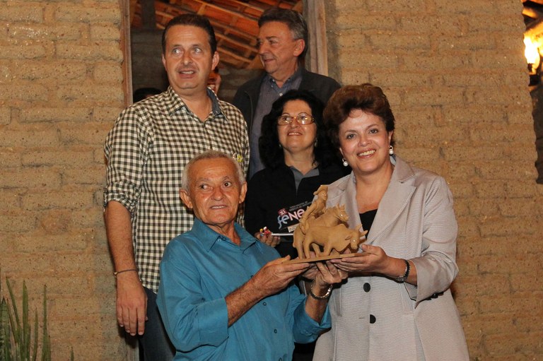 Dilma Rousseff sendo presenteada pelo filho do Mestre Vitalino, Severino Vitalino