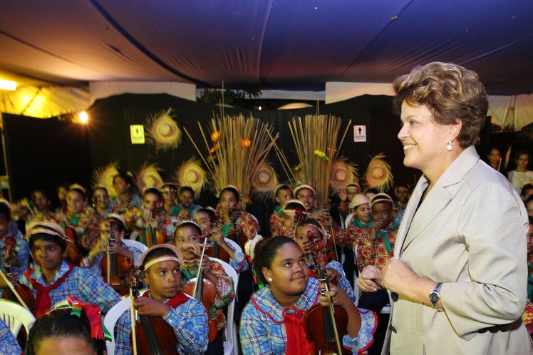 Presidenta assiste à apresentação de orquestra sinfônica, formada por meninos carentes