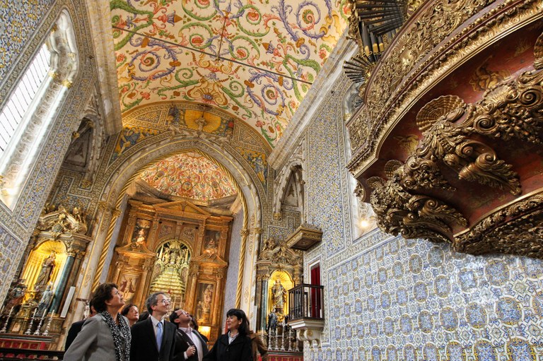 Presidenta Dilma Rousseff durante visita à Capela de São Miguel, na Universidade de Coimbra 