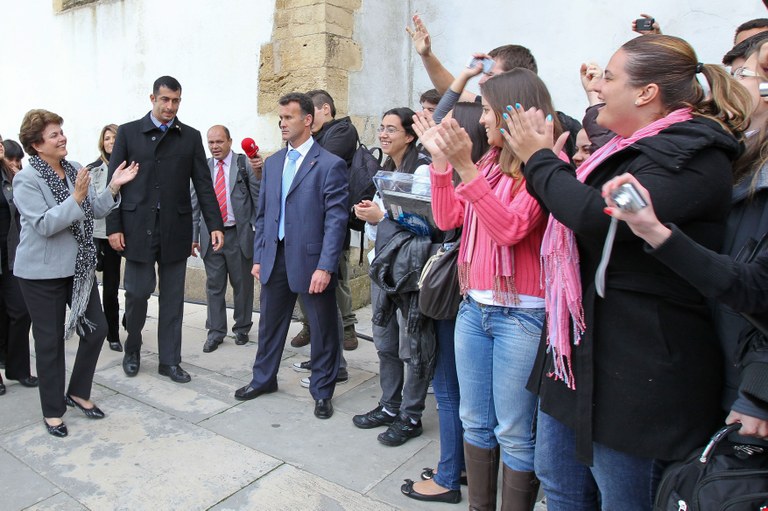 Presidenta Dilma Rousseff é aplaudida por populares e alunos durante visita à Universidade de Coimbra