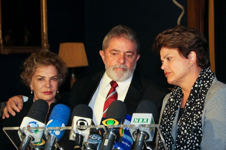 Presidenta Dilma Rousseff e o ex-presidente Lula durante coletiva a imprensa sobre a morte do ex-vice-presidente José Alencar 3 Presidenta Dilma Rousseff e o ex-presidente Lula durante coletiva a imprensa sobre a morte do ex-vice-presidente José Alencar 3
