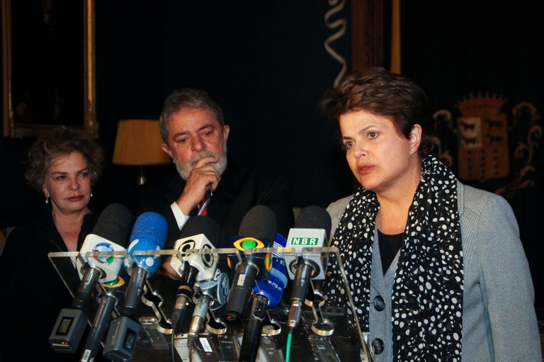 Presidenta Dilma Rousseff e o ex-presidente Lula durante coletiva a imprensa sobre a morte do ex-vice-presidente José Alencar 4 Presidenta Dilma Rousseff e o ex-presidente Lula durante coletiva a imprensa sobre a morte do ex-vice-presidente José Alencar 4