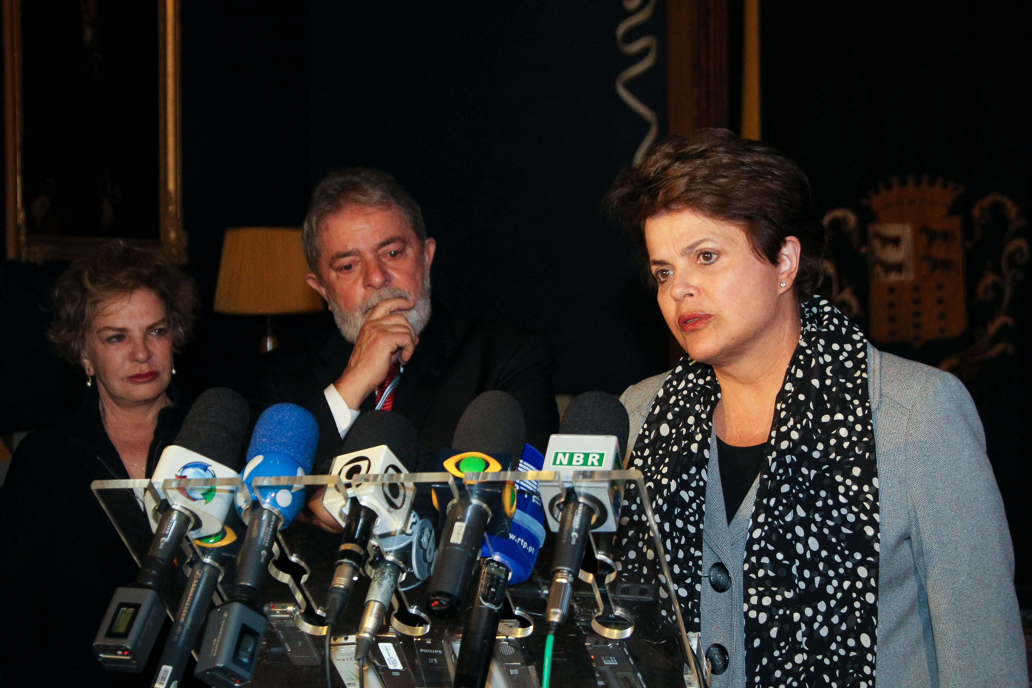 Presidenta Dilma Rousseff e o ex-presidente Lula durante coletiva a imprensa sobre a morte do ex-vice-presidente José Alencar 4