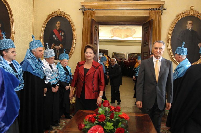 Presidenta Dilma Rousseff e presidente de Portugal, Aníbal Cavaco Silva, participam de cerimônia de outorga do título de Doutor Honoris Causa ao ex-presidente Lula 4 Presidenta Dilma Rousseff e presidente de Portugal, Aníbal Cavaco Silva, participam de cerimônia de outorga do título de Doutor Honoris Causa ao ex-presidente Lula 4