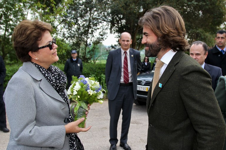Presidenta Dilma Rousseff é recebida pelo dono do Hotel Quinta das Lágrimas, Miguel Judice, na chegada a Coimbra Presidenta Dilma Rousseff é recebida pelo dono do Hotel Quinta das Lágrimas, Miguel Judice, na chegada a Coimbra