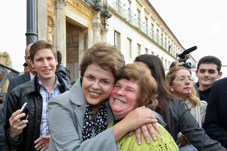 Presidenta Dilma Rousseff posa para foto com populares durante visita à Universidade de Coimbra 3