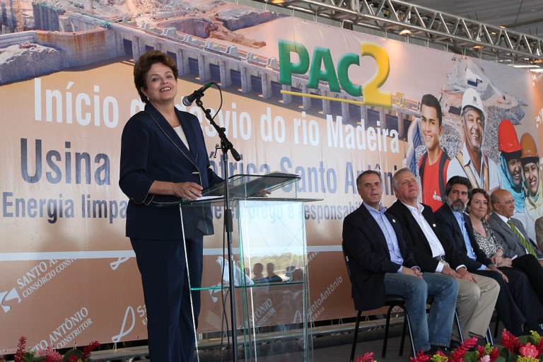 Dilma discursa durante cerimônia de início do desvio do rio Madeira para a Usina Hidrelétrica Santo Antônio Dilma discursa durante cerimônia de início do desvio do rio Madeira para a Usina Hidrelétrica Santo Antônio
