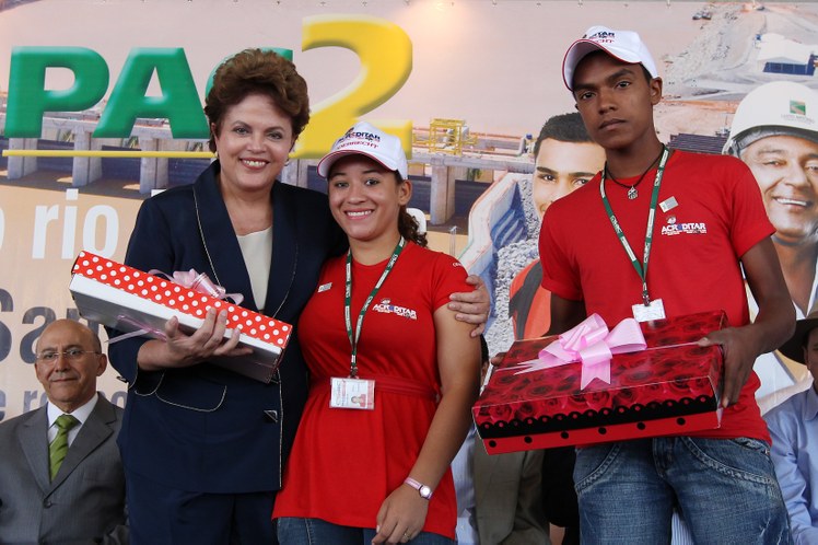 Dilma é homenageada pelos jovens Ana Carolina Riffel e João Paulo Silva Santos, alunos do projeto Acreditar Junior