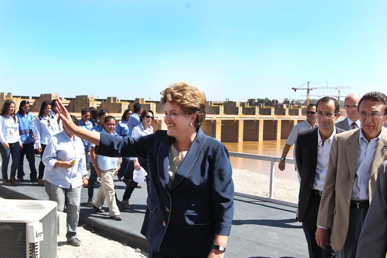Dilma Rousseff acena para populares durante cerimônia de início do desvio do rio Madeira Dilma Rousseff acena para populares durante cerimônia de início do desvio do rio Madeira