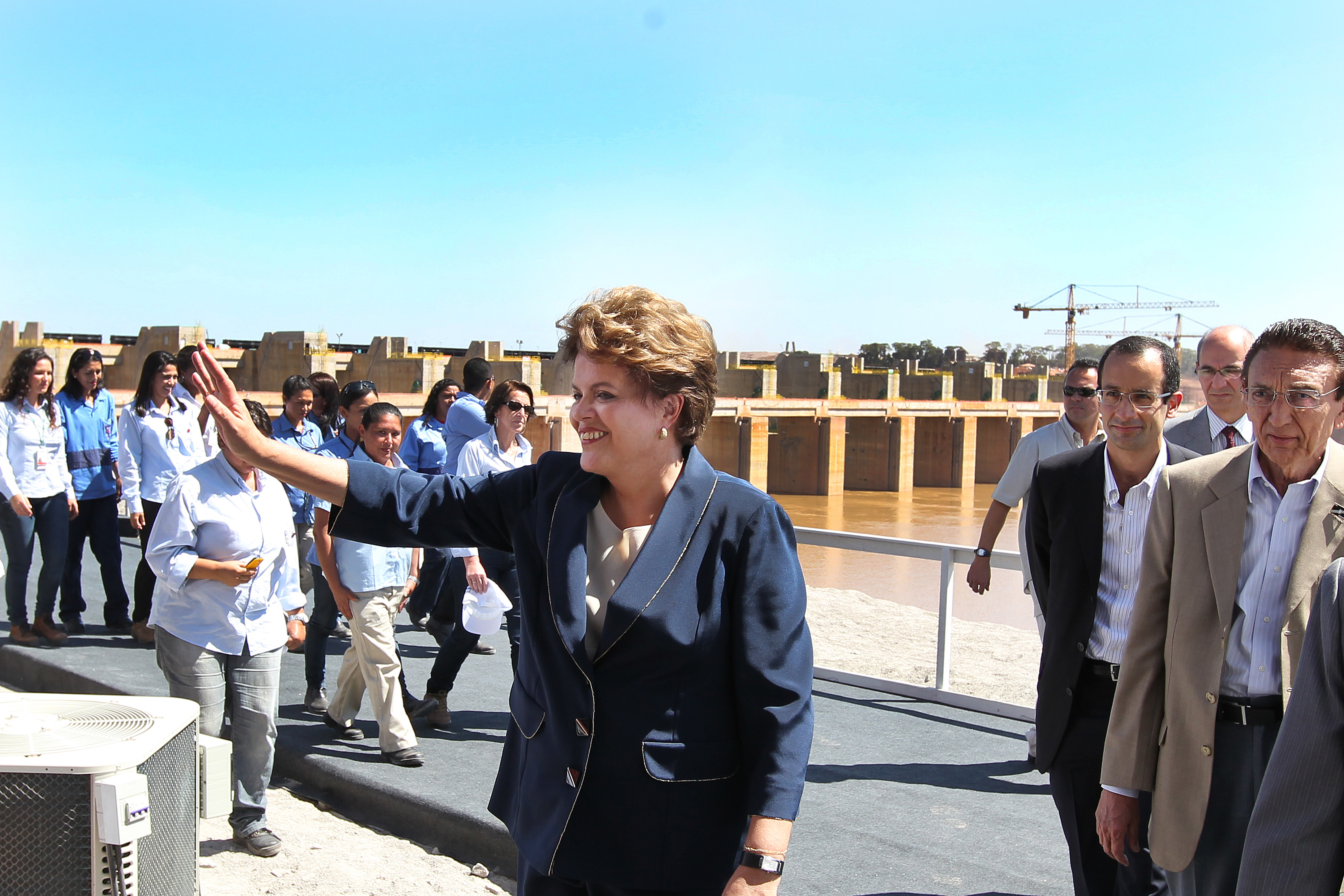 Dilma Rousseff acena para populares durante cerimônia de início do desvio do rio Madeira