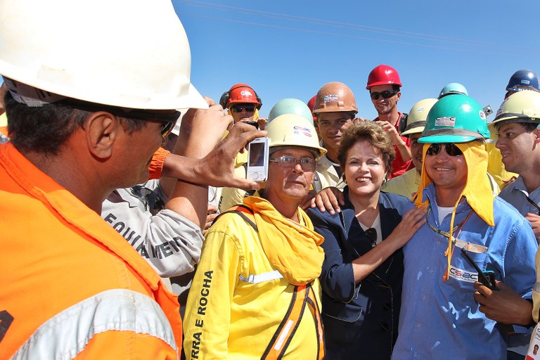 Presidenta posa para foto com trabalhadores da Usina Hidrelétrica Santo Antônio 1