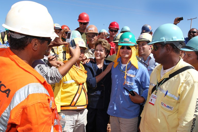 Presidenta posa para foto com trabalhadores da Usina Hidrelétrica Santo Antônio 2