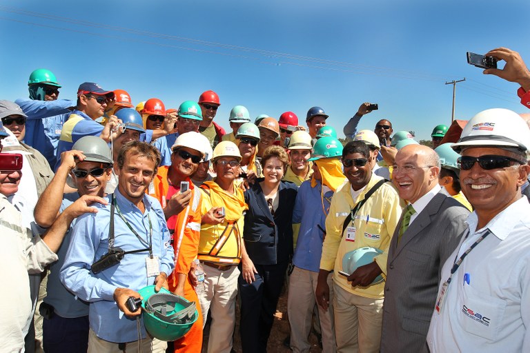 Presidenta posa para foto com trabalhadores da Usina Hidrelétrica Santo Antônio 3