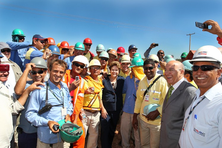 Presidenta posa para foto com trabalhadores da Usina Hidrelétrica Santo Antônio 3