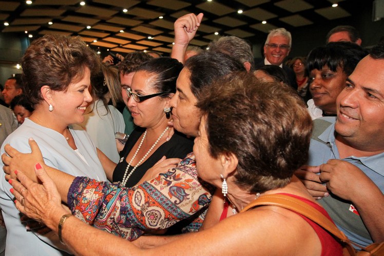 Presidenta Dilma Rousseff cumprimenta populares 1