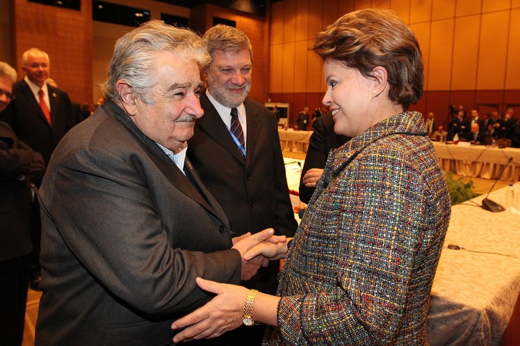 Dilma Rousseff cumprimenta o presidente do Uruguai, José Mujica