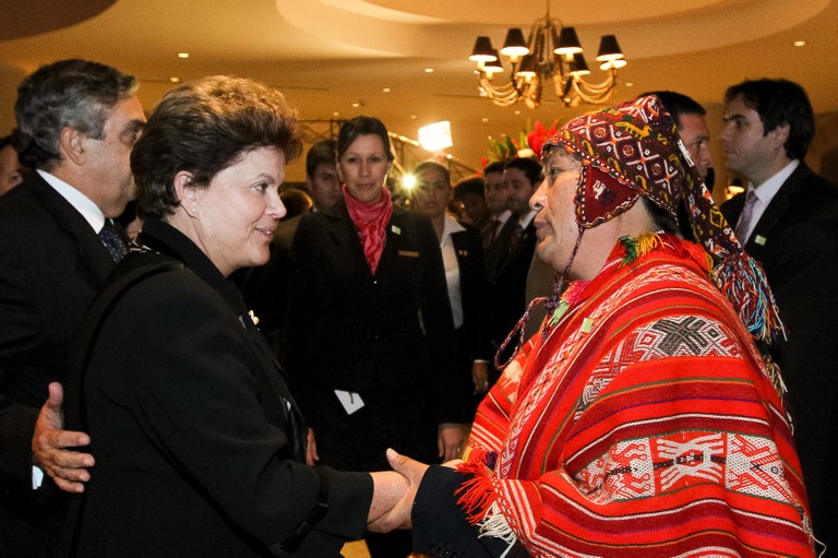 Dilma Rousseff cumprimenta o prefeito de Urubamba 1