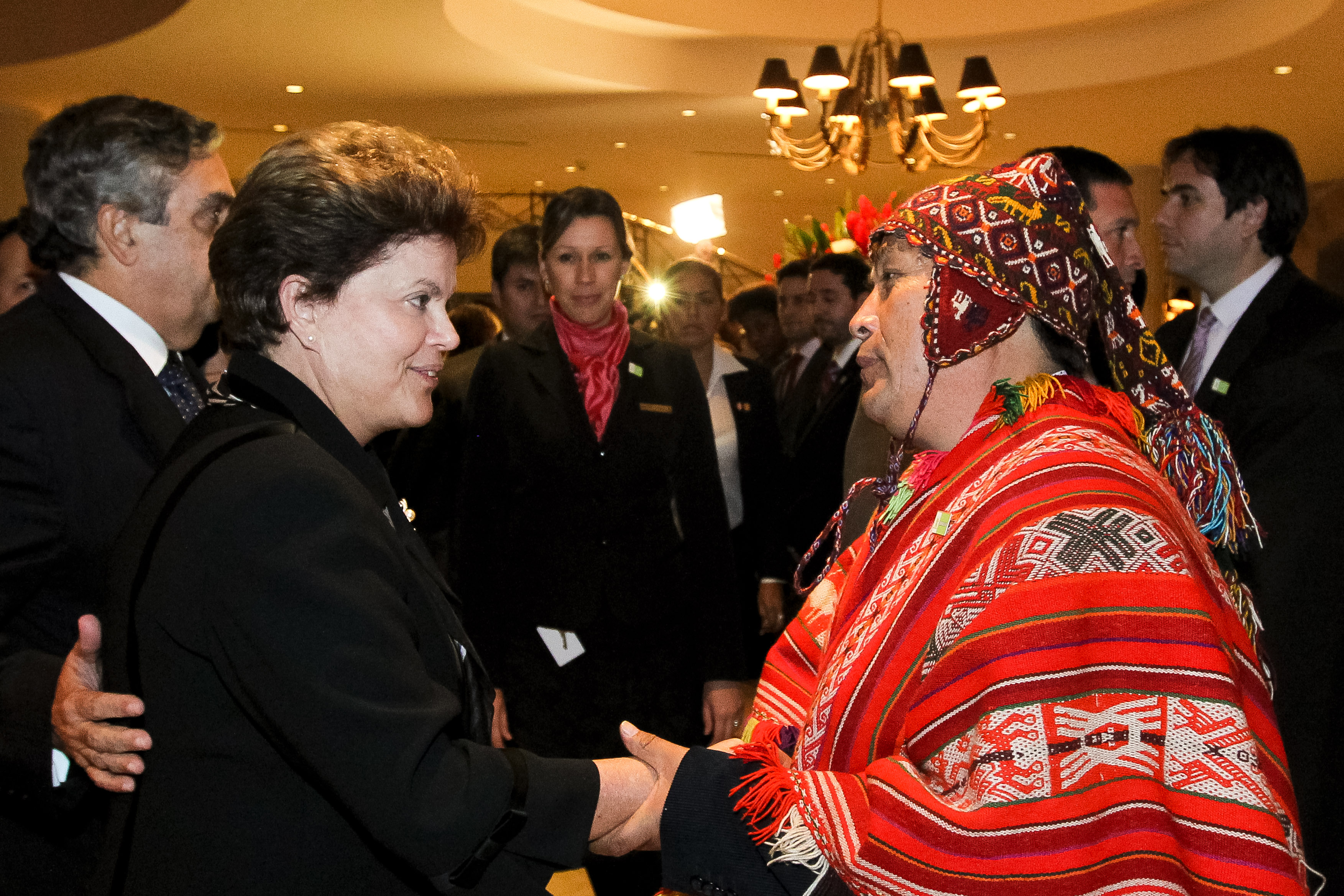 Dilma Rousseff cumprimenta o prefeito de Urubamba 1