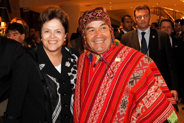 Dilma Rousseff cumprimenta o prefeito de Urubamba 2