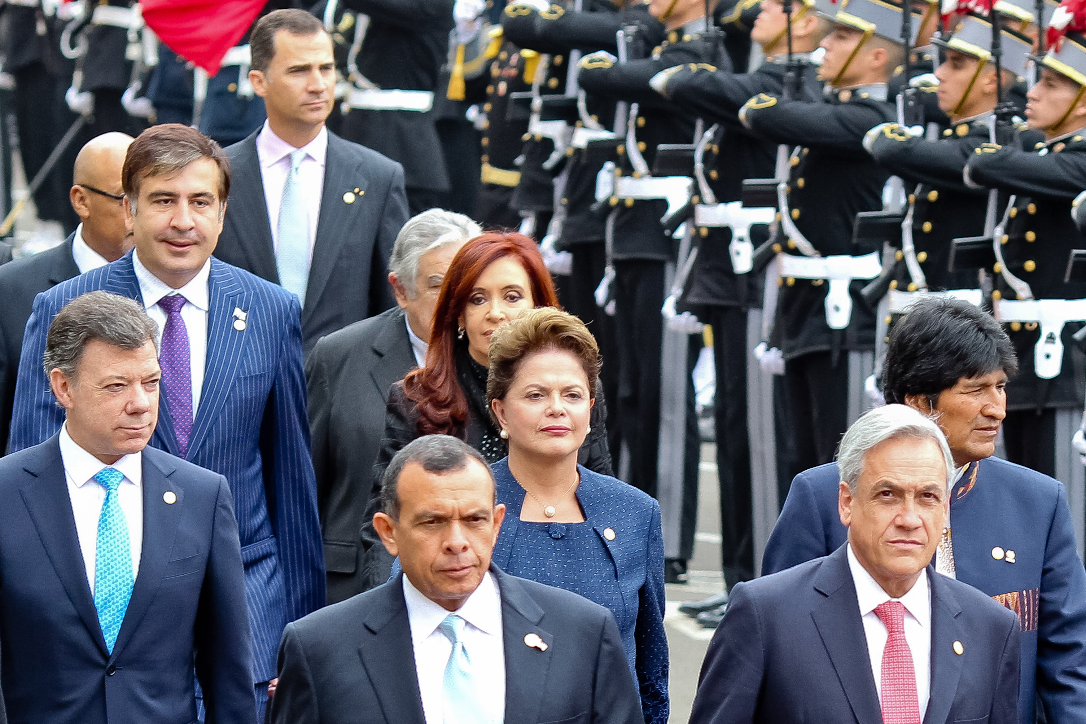 Dilma Rousseff e chefes de Estado em revista às tropas no Peru 1