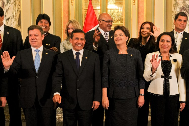Dilma Rousseff em foto oficial dos chefes de Estado do Peru e de Governo da Unasul 1
