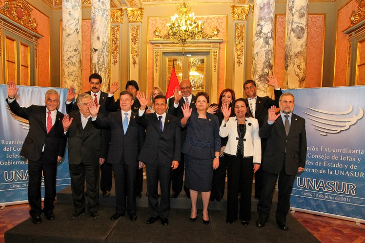 Dilma Rousseff em foto oficial dos chefes de Estado do Peru e de Governo da Unasul 2