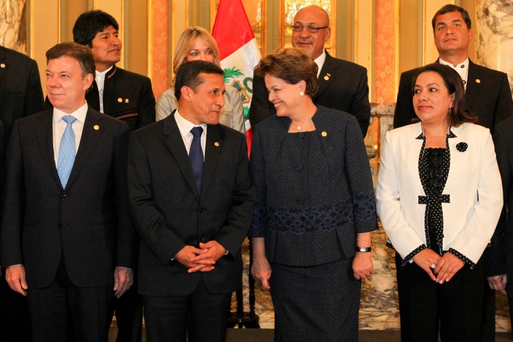 Dilma Rousseff em foto oficial dos chefes de Estado do Peru e de Governo da Unasul 3