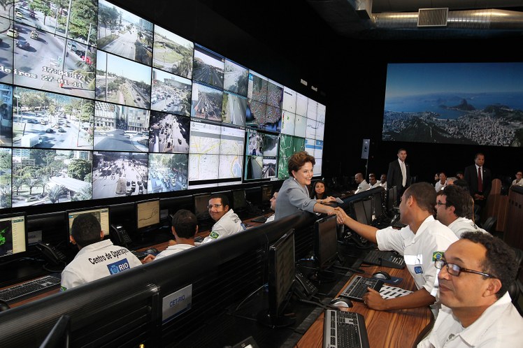 Presidenta Dilma Rousseff durante visita ao Centro de Operações da Prefeitura do Rio de Janeiro 2