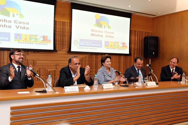 Presidenta Dilma Rousseff e o governador Sérgio Cabral em anúncio de unidades habitacionais para os desabrigados da região serrana 1