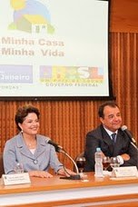 Presidenta Dilma Rousseff e o governador Sérgio Cabral em anúncio de unidades habitacionais para os desabrigados da região serrana 3