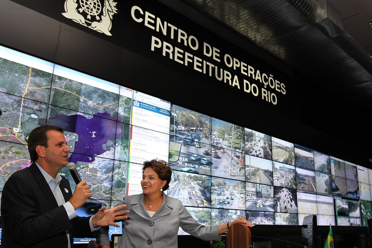 Presidenta Dilma Rousseff e o prefeito Eduardo Paes durante visita ao Centro de Operações da Prefeitura do Rio de Janeiro 2