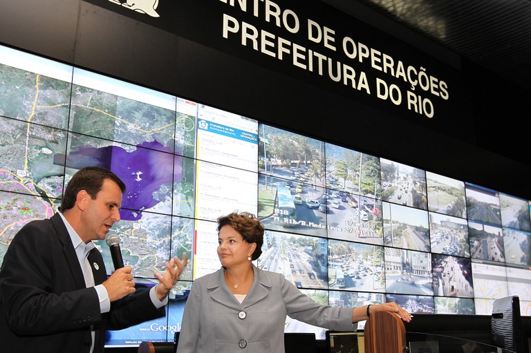 Presidenta Dilma Rousseff e o prefeito Eduardo Paes durante visita ao Centro de Operações da Prefeitura do Rio de Janeiro 4 Presidenta Dilma Rousseff e o prefeito Eduardo Paes durante visita ao Centro de Operações da Prefeitura do Rio de Janeiro 4