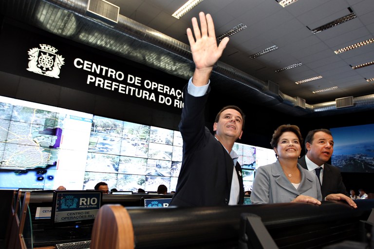 Presidenta Dilma Rousseff, o governador Sérgio Cabral e o prefeito Eduardo Paes em visita ao Centro de Operações da Prefeitura do Rio de Janeiro 2 Presidenta Dilma Rousseff, o governador Sérgio Cabral e o prefeito Eduardo Paes em visita ao Centro de Operações da Prefeitura do Rio de Janeiro 2
