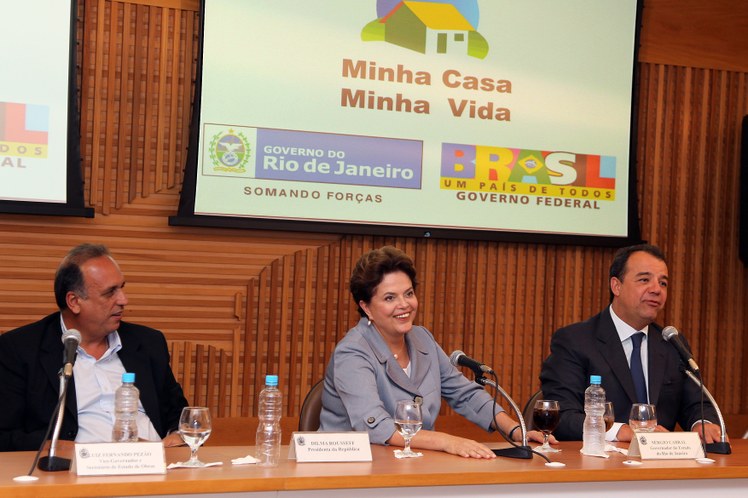 Presidenta Dilma Rousseff, o governador Sérgio Cabral e o vice-governador Luiz Fernando Pezão em anúncio de unidades habitacionais para os desabrigados da região serrana 2
