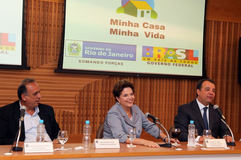Presidenta Dilma Rousseff, o governador Sérgio Cabral e o vice-governador Luiz Fernando Pezão em anúncio de unidades habitacionais para os desabrigados da região serrana 2 Presidenta Dilma Rousseff, o governador Sérgio Cabral e o vice-governador Luiz Fernando Pezão em anúncio de unidades habitacionais para os desabrigados da região serrana 2