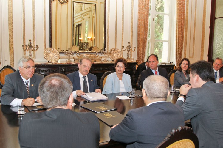 Presidenta Dilma Rousseff durante encontro com o governador do Rio Grande do Sul, Tarso Genro 12