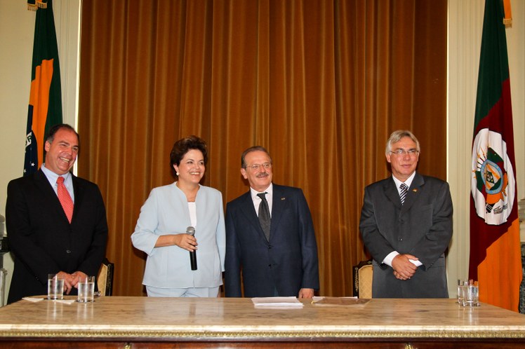 Presidenta Dilma Rousseff durante encontro com o governador do Rio Grande do Sul, Tarso Genro 15