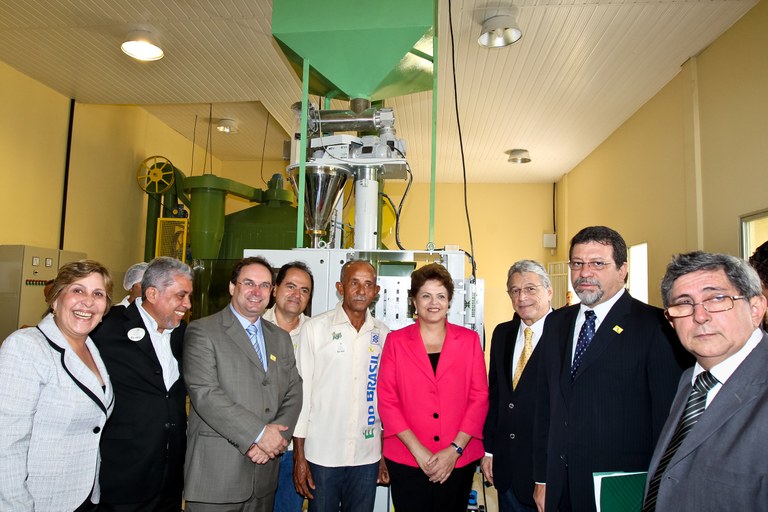 Dilma Rousseff posa para foto com autoridades durante visita à Unidade Classificadora 1
