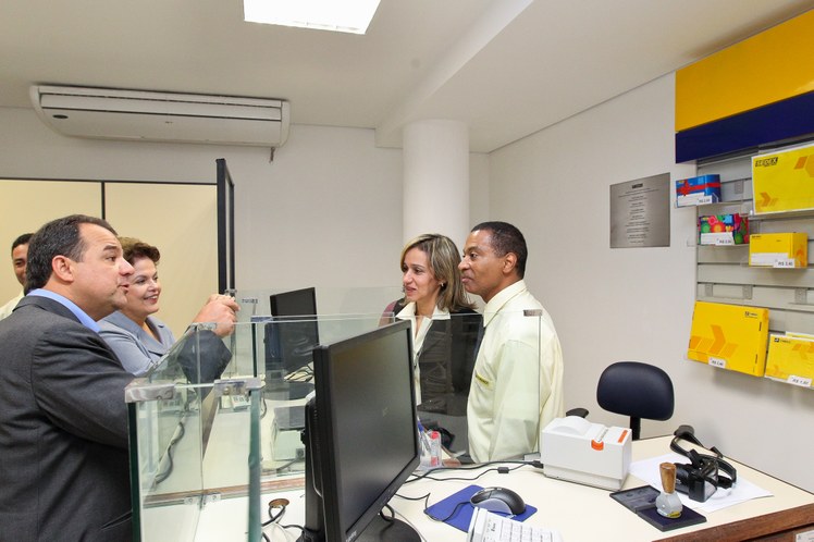 Dilma e Cabral durante visita à agência dos Correios na estação de teleférico