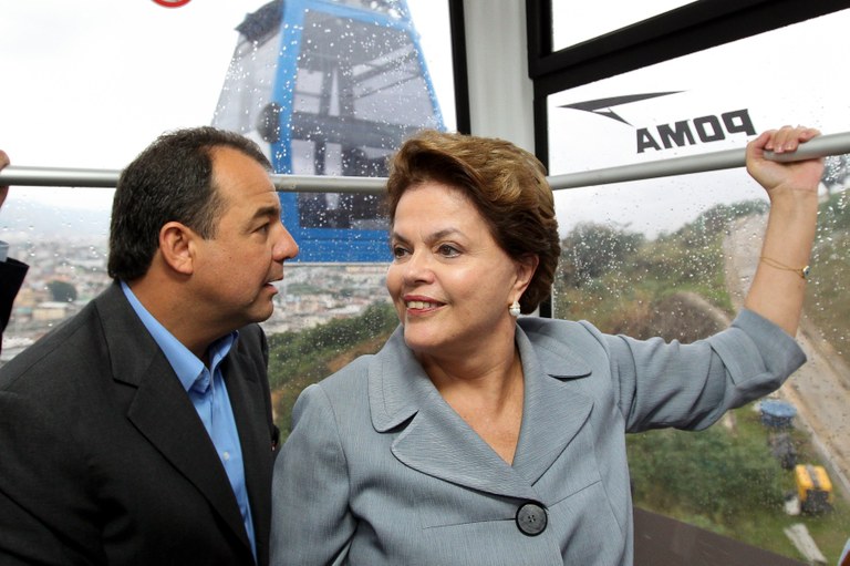 Dilma e Cabral durante visita à estação de teleférico do Morro do Alemão