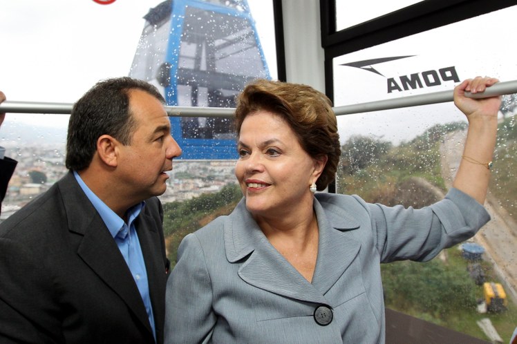 Dilma e Cabral durante visita à estação de teleférico do Morro do Alemão