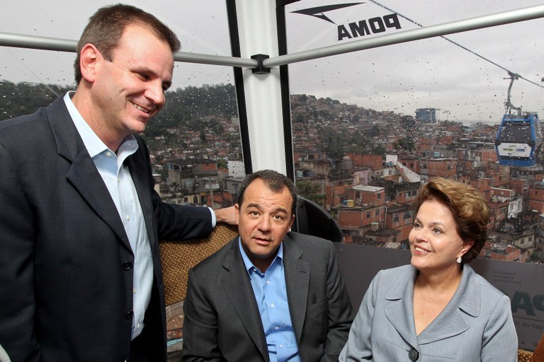 Dilma Rousseff, o governador Sérgio Cabral e o prefeito Eduardo Paes durante visita à estação de teleférico do Morro do Alemão Dilma Rousseff, o governador Sérgio Cabral e o prefeito Eduardo Paes durante visita à estação de teleférico do Morro do Alemão