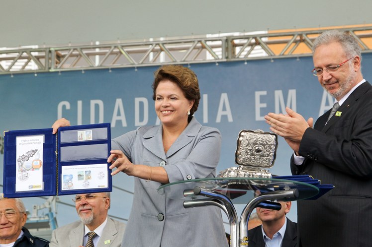 Dilma Rousseff recebe do presidente dos Correios selo comemorativo da obra de inauguração do sistema de teleférico