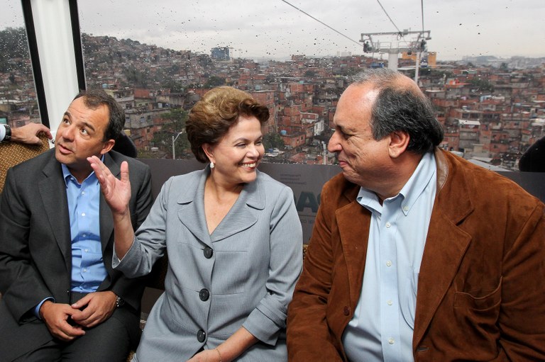 Dilma Rousseff, Sérgio Cabral e Luiz Fernando Pezão durante visita à estação de teleférico Dilma Rousseff, Sérgio Cabral e Luiz Fernando Pezão durante visita à estação de teleférico