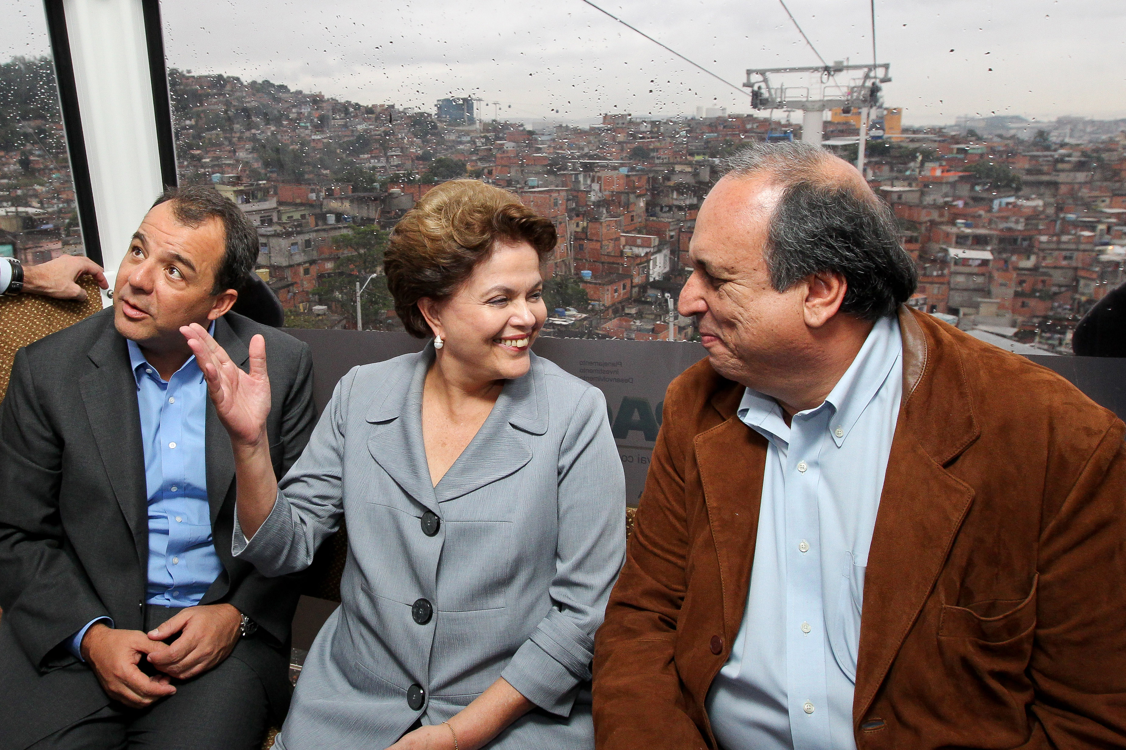  Dilma Rousseff, Sérgio Cabral e Luiz Fernando Pezão durante visita à estação de teleférico