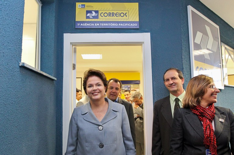 Dilma Rousseff visita a agência dos Correios na estação de teleférico do Complexo do Alemão