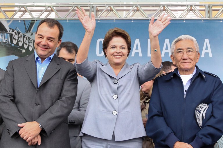 Dilma, Sérgio Cabral e Juniti Saito durante cerimônia de inauguração do sistema de teleférico do Complexo do Alemão 1 Dilma, Sérgio Cabral e Juniti Saito durante cerimônia de inauguração do sistema de teleférico do Complexo do Alemão 1