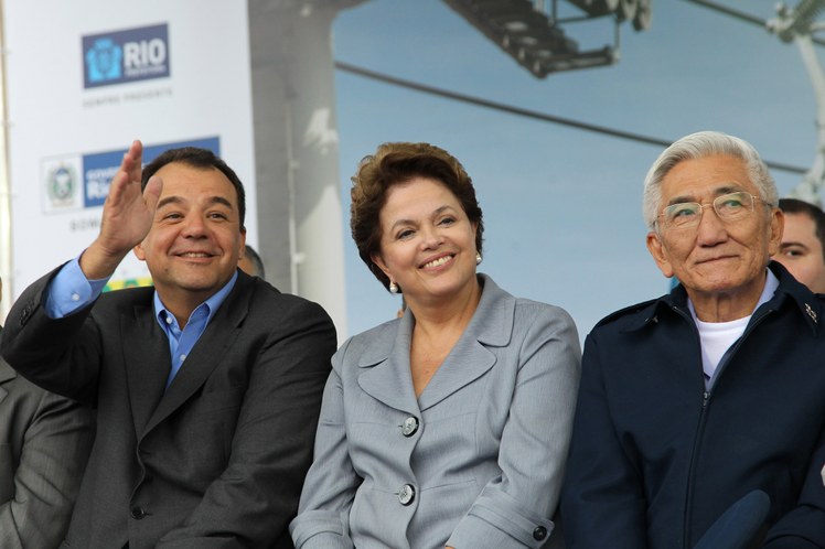 Dilma, Sérgio Cabral e Juniti Saito durante cerimônia de inauguração do sistema de teleférico do Complexo do Alemão 2