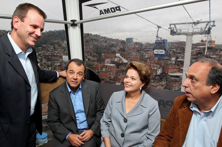 Dilma, Sérgio Cabral, Luiz Fernando Pezão e Eduardo Paes durante visita à estação de teleférico Dilma, Sérgio Cabral, Luiz Fernando Pezão e Eduardo Paes durante visita à estação de teleférico